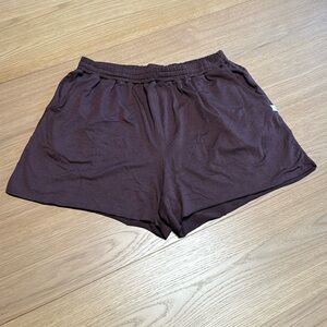 Vuori halo boyfriend shorts size larger heathered brown color